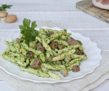 Pasta with parsley pesto and speck