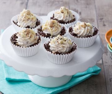 Crunchy chocolate cups with mascarpone cream