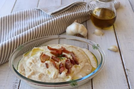 Bean purée with crispy speck