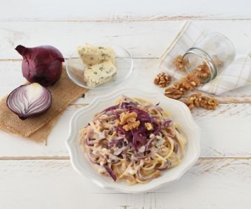 Spaghetti with red onions, walnuts, and gorgonzola