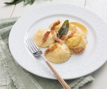 Ravioli with cheese and egg cream
