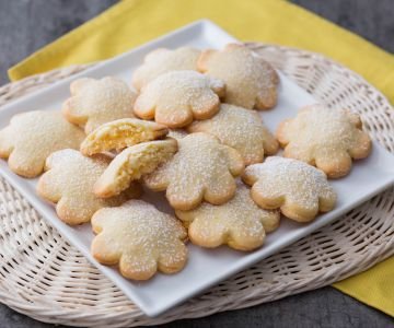 Shortcrust Flower Cookies with Filling