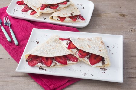 Flatbread with mascarpone cream, strawberries and dark chocolate