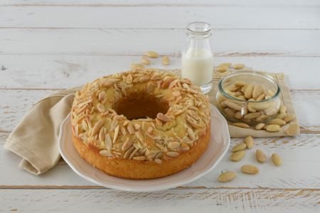 Cake with almonds and mascarpone