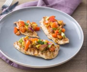 Chicken with tomatoes and avocado