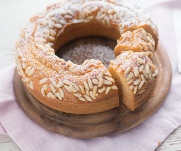 Ricotta ring cake with honey and pine nuts