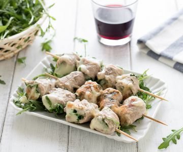 Veal skewers with arugula and scamorza