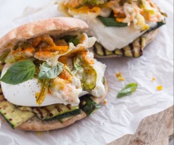 Puccia with burrata and zucchini flowers