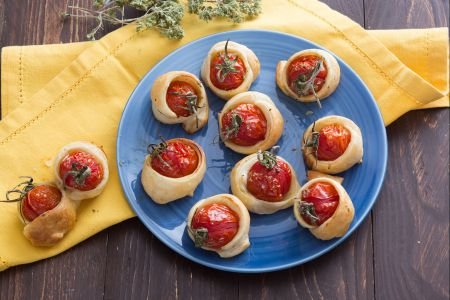 Cherry tomatoes in crust