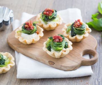 Brisè baskets with goat cheese and herbs