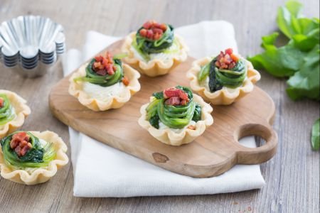 Brisè baskets with goat cheese and herbs