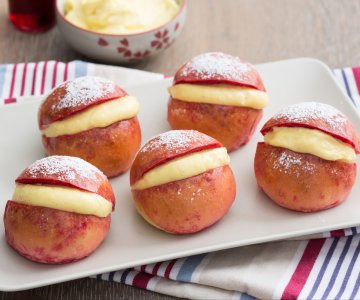 Wolf's mouths with cream