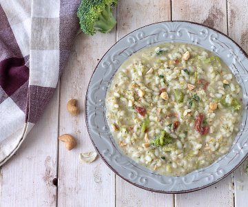 Risotto with broccoli and cashews