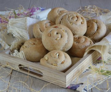 Wholemeal rolls with pine nuts
