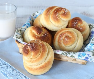 Sweet buns with coconut milk