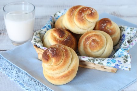 Sweet buns with coconut milk