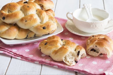 Braids with walnuts and chocolate