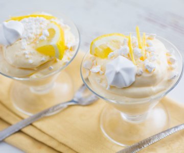 Cups with lemon cream and meringues
