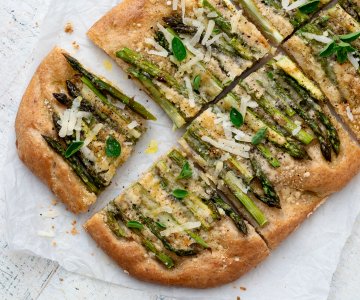 Whole wheat flatbread with asparagus and Grana