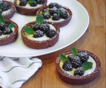 Cocoa tartlets with cream and blackberries