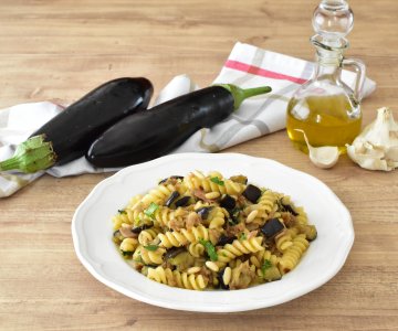 Pasta with tuna and eggplants