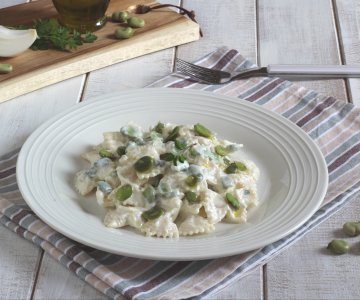 Pasta with ricotta cream and fava beans