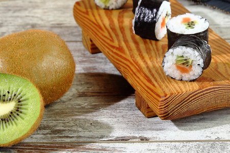 Kiwi and Salmon Maki