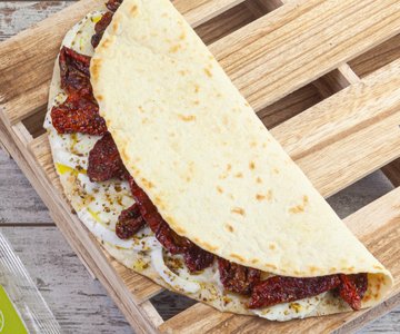 Piadina with sun-dried tomatoes and buffalo mozzarella