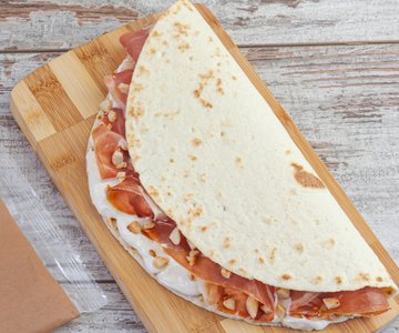 Flatbread with Parma ham and mascarpone