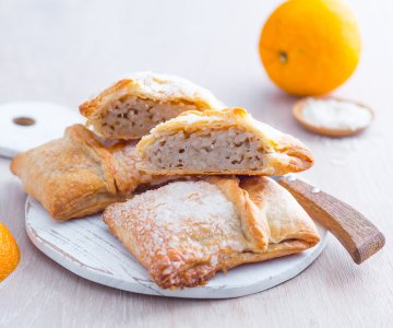 Sweet rice puff pastries