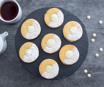 Cookies with White Chocolate Cream