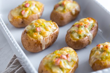 Stuffed potatoes with ham and cheese