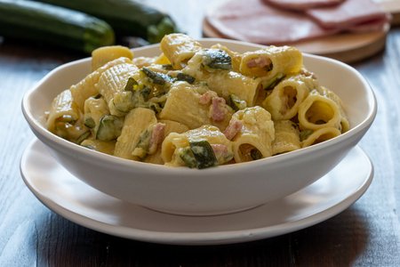 Pasta with zucchini and ham
