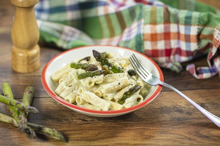 Pasta with ricotta and asparagus