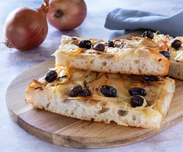 Apulian focaccia with onions
