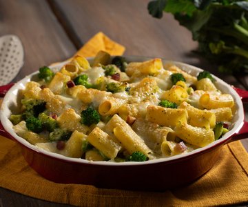 Baked pasta with broccoli and bacon