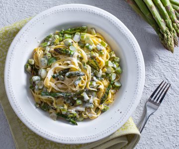 Pasta cream and asparagus