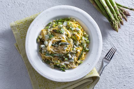 Pasta cream and asparagus