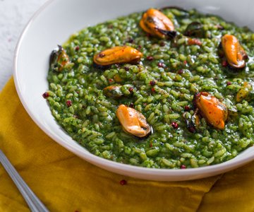 Risotto with black cabbage and mussels