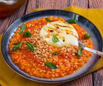Risotto with bell peppers, peanuts, and cheese