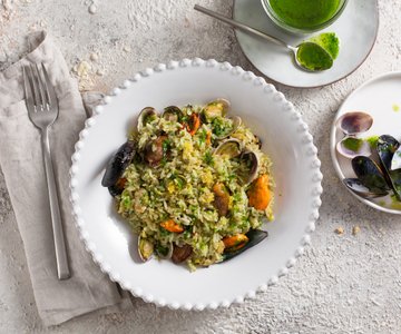 Rice salad with parsley pesto and seafood