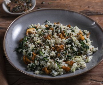Warm rice salad with mushrooms