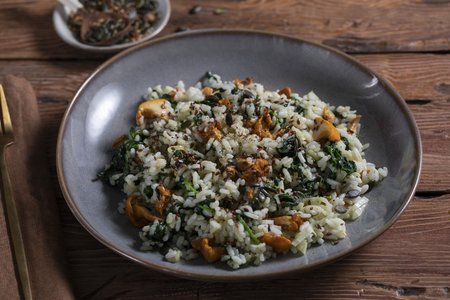 Warm rice salad with mushrooms