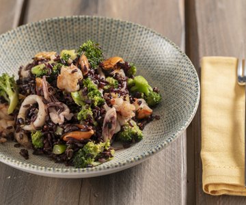 Venere rice with broccoli and seafood