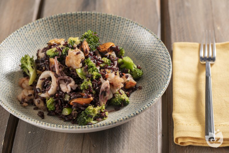 Venere rice with broccoli and seafood