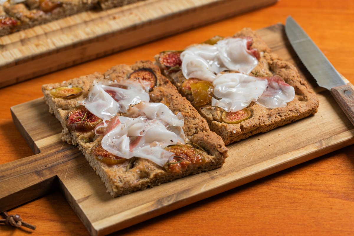 Five-grain focaccia with figs and lard