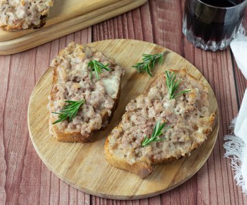 Crostini with sausage and stracchino
