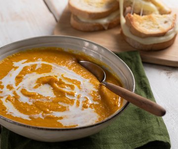 Pumpkin cream with curry and coconut milk