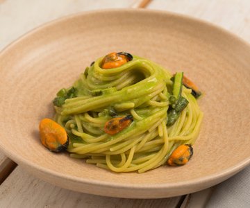 Spaghetti with pea cream, asparagus and mussels