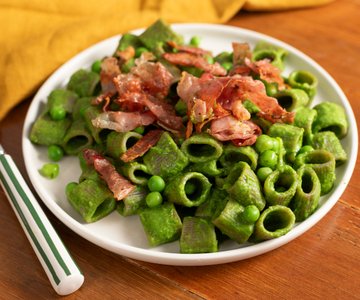 Buckwheat pasta with pea cream and crispy speck